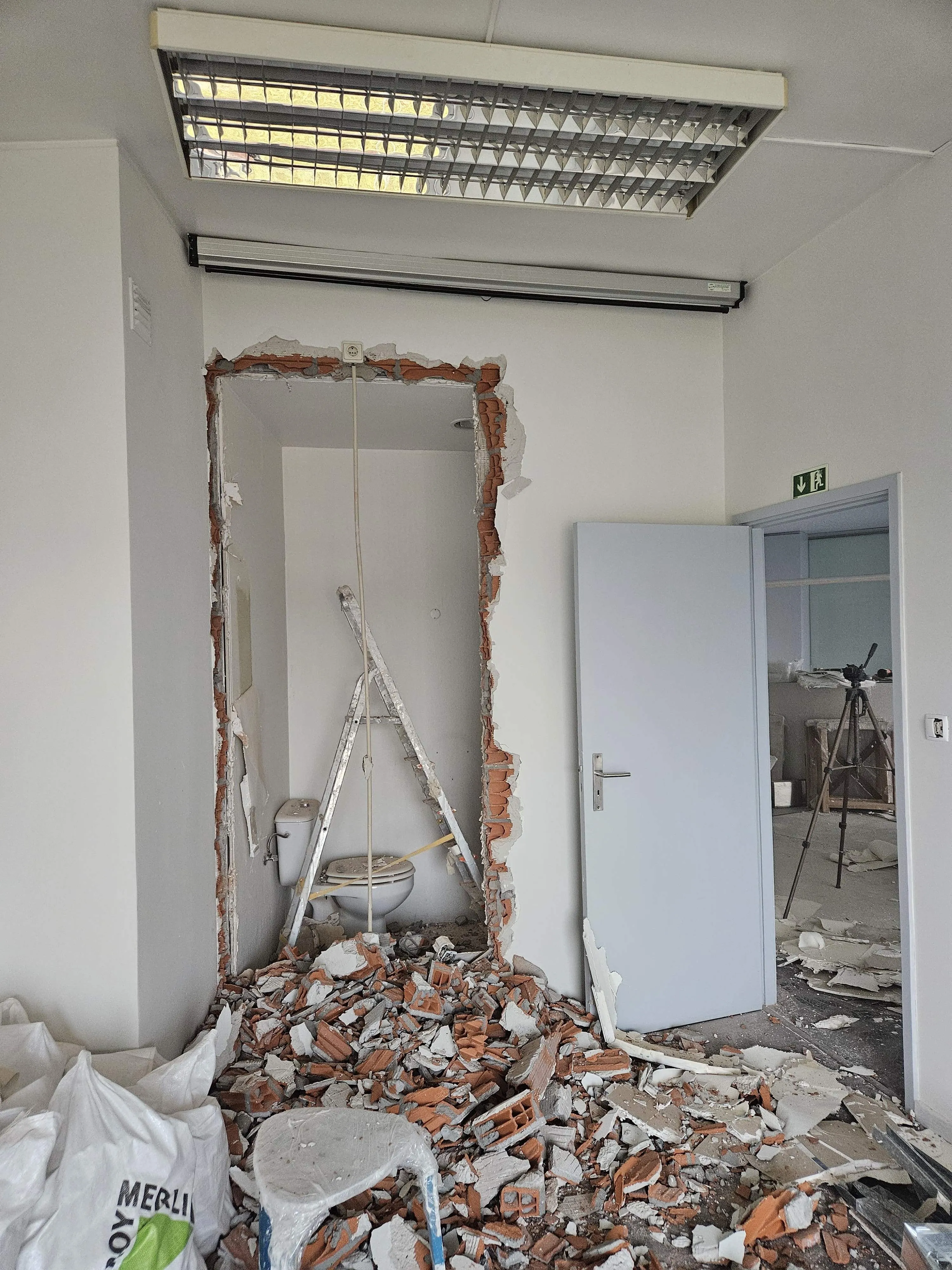 Desmontagem de paredes e divisórias no Porto